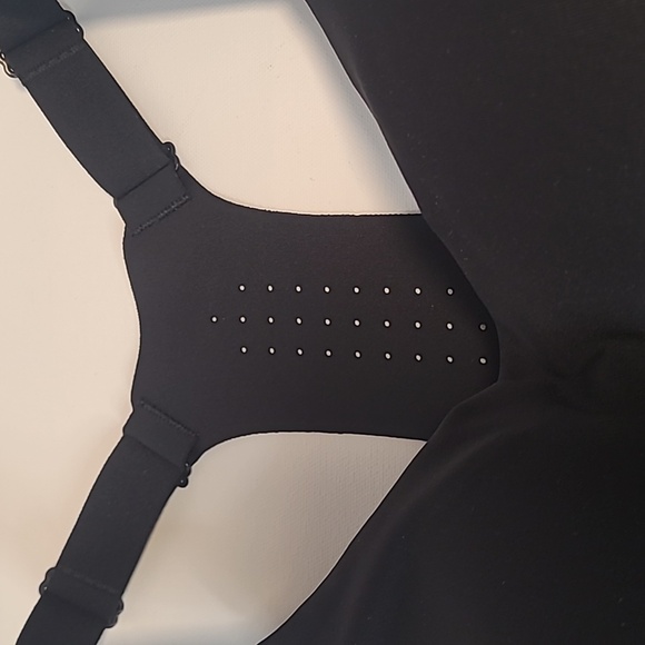 Under Armour Women's Sleek Black Sports Bra - Picture 2 of 5